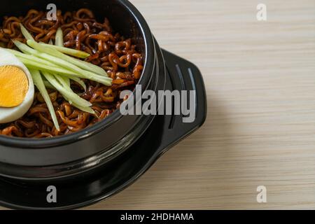 Noodle coreano istantaneo con cetriolo con salsa di fagioli neri e uova sode (Jajangmyeon o Jajangmyeon) - cucina coreana Foto Stock