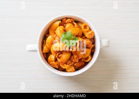 maccheroni con salsa di pomodori e carne di maiale trita, chop suey americano, goulash americano Foto Stock