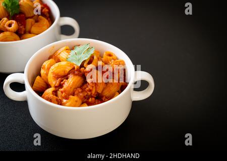 maccheroni con salsa di pomodori e carne di maiale trita, chop suey americano, goulash americano Foto Stock