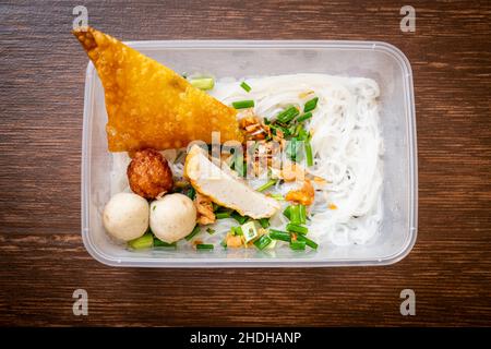 Tagliatelle con palla di pesce e maiale tritato in scatola di consegna - stile asiatico cibo Foto Stock