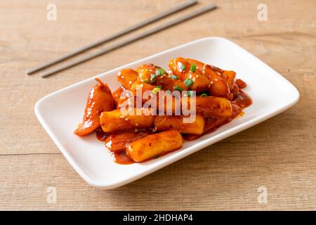 Bastone per torta di riso coreana con salsiccia in salsa piccante (Tteokbokki) - cucina coreana Foto Stock