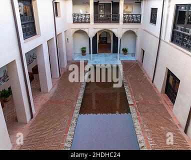 GRANADA ANDALUCIA SPAGNA CASA HORNO DE ORO UNA PICCOLA CASA NASRID 15C VISTA DEL PATIO DALLA GALLERIA Foto Stock