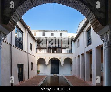 GRANADA ANDALUCIA SPAGNA CASA HORNO DE ORO UNA PICCOLA CASA NASRID 15C VISTA DEL PATIO ATTRAVERSO ARCO NASRID Foto Stock