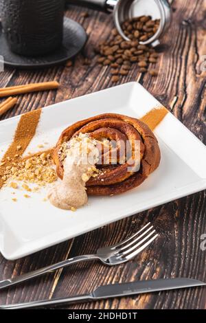 Spilla la torta di mele o il muffin con una tazza di caffè fresco su sfondo di legno Foto Stock