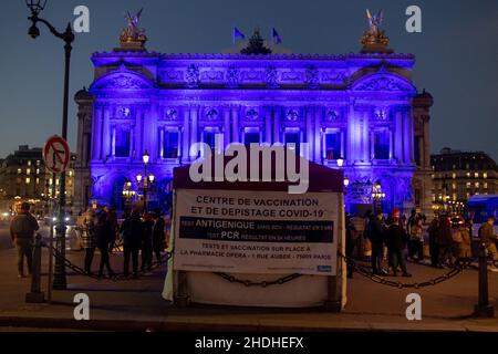 Il Palais Garnier si è illuminato in blu per celebrare la presidenza francese dell'Unione europea a Parigi, in Francia, il 5 gennaio 2022. Centro di test e vaccinazione Covid-19. Foto di Lionel Urman/ABACAPRESS.COM Foto Stock