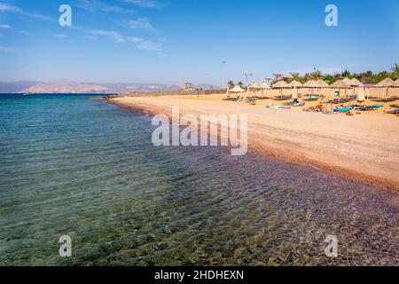 La spiaggia al Berenice Beach Club, Aqaba, Aqaba Governorate, Giordania. Foto Stock