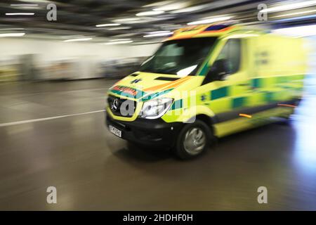 Arrivo dell'ambulanza al pronto soccorso dell'ospedale universitario di Linköping, Linköping, Svezia. Foto Stock