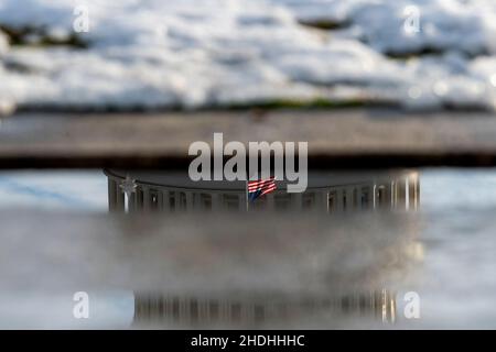 Washington, Stati Uniti d'America. 06th Jan 2022. Ghiaccio e neve coprono il terreno presso il Campidoglio degli Stati Uniti a Washington, DC, giovedì 6 gennaio 2022. Oggi è il primo anniversario dell'insurrezione del gennaio 6 presso il Campidoglio degli Stati Uniti. Credit: Rod Lammey/CNP/Sipa USA Credit: Sipa USA/Alamy Live News Foto Stock