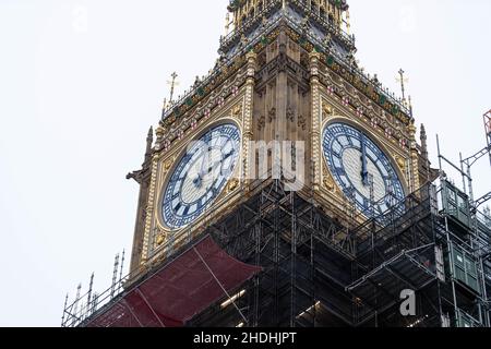 Londra, Regno Unito. 6th Jan 2022. I lavori proseguono sull'iconica Elizabeth Tower, sede del Big ben, all'estremità nord del Palazzo di Westminster. L'opera ha restaurato quella vernice originale e dettagli raffinati sul volto degli orologi della torre Elisabetta. Credit: Ian Davidson/Alamy Live News Foto Stock