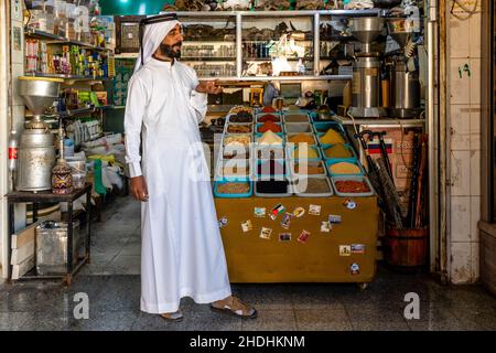 Un ritratto di un negozio Giordano proprietario in abito tradizionale, Aqaba, governatorato di Aqaba, Giordania. Foto Stock