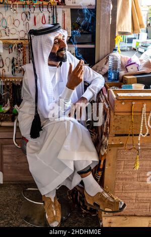 Un ritratto di un negozio Giordano proprietario in abito tradizionale, Aqaba, governatorato di Aqaba, Giordania. Foto Stock