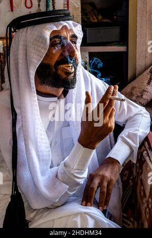 Un ritratto di un negozio Giordano proprietario in abito tradizionale, Aqaba, governatorato di Aqaba, Giordania. Foto Stock