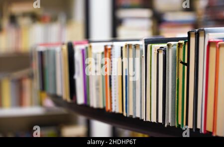 Riga di molti vecchi libri usati esposti presso libreria locale antiquario, profondità poco profonda di campo foto solo copertina a fuoco Foto Stock