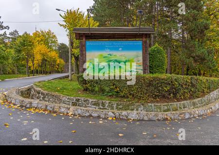 Belgrado, Serbia - 23 ottobre 2021: Welcome to Mountain Avala Park Sign Board Information Map. Foto Stock