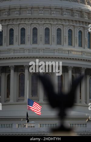 La bandiera degli Stati Uniti vola a metà dello staff del Campidoglio degli Stati Uniti a Washington, DC, giovedì 6 gennaio 2022. Oggi è il primo anniversario dell'insurrezione del gennaio 6 presso il Campidoglio degli Stati Uniti. Foto di Rod Lammey/CNP/ABACAPRESS.COM Foto Stock