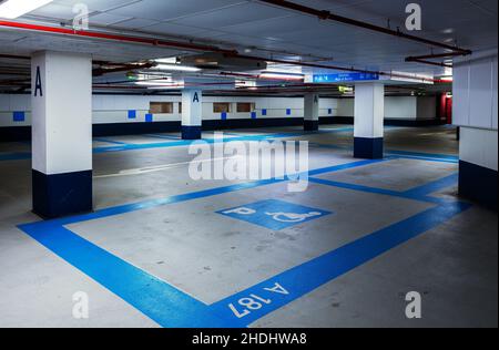 parcheggio in garage, cartello per disabili, garage, cartelli per disabili Foto Stock