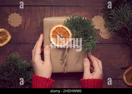 Le mani della donna che tengono un regalo di Natale. Vista dall'alto Foto Stock