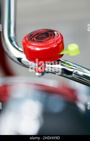 Campana della bicicletta di rose. Manubrio della bicicletta con campana con sfondo sfocato. Foto Stock