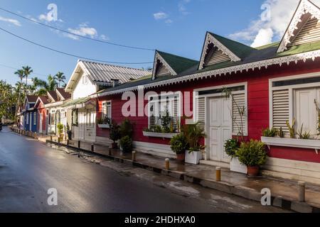 Case colorate a Las Terrenas, Repubblica Dominicana Foto Stock