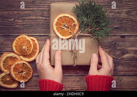 Le mani della donna che tengono un regalo di Natale. Vista dall'alto Foto Stock