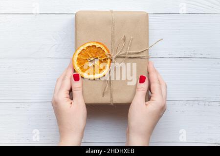 Le mani della donna che tengono un regalo di Natale. Vista dall'alto Foto Stock