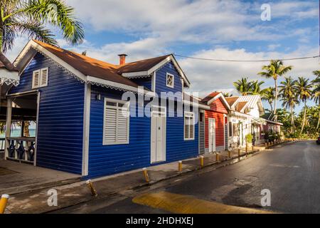 Case colorate a Las Terrenas, Repubblica Dominicana Foto Stock