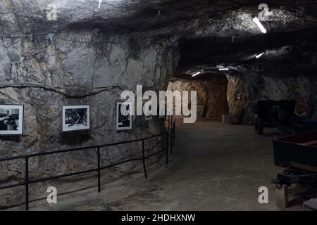 Gibilterra, Regno Unito - 10 dicembre 2021: Interni di tunnel di difesa perforati nella roccia di El Peñon durante la seconda guerra mondiale Foto Stock