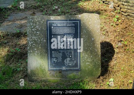 Regno Unito, West Yorkshire, Haworth, Bronte grave Map in Graveyard of St Michael and All Angels Church. Foto Stock