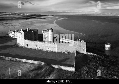Veduta aerea del castello di nerezza ( impostazione per Outlander ) accanto a Firth of Forth river in West Lothian Scotland, Regno Unito Foto Stock