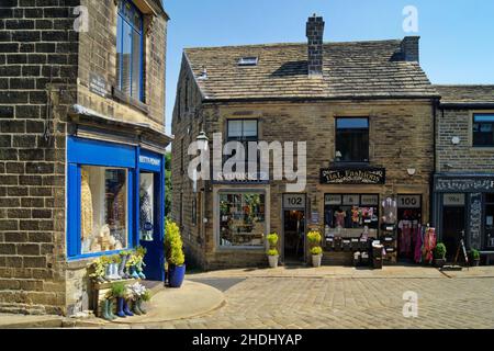 Regno Unito, West Yorkshire, Haworth, Main Street Shops Foto Stock