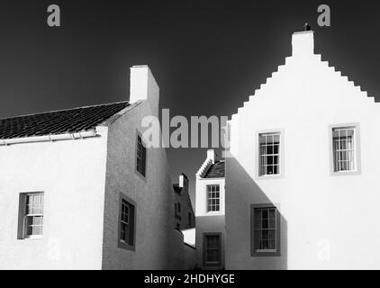 Vecchie case di marinai imbiancate a Pan ha nel villaggio storico di Dysart a Kirkcaldy , Fife, Scozia, Regno Unito Foto Stock