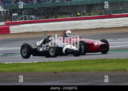 Elliott Hann, Maserati 250F CM7, Paul Griffin, Cooper T51, HGPCA Pre ’66 Grand Prix Cars, quelle che gareggiato nelle gare Grand Epreuve (definite importanti) Foto Stock