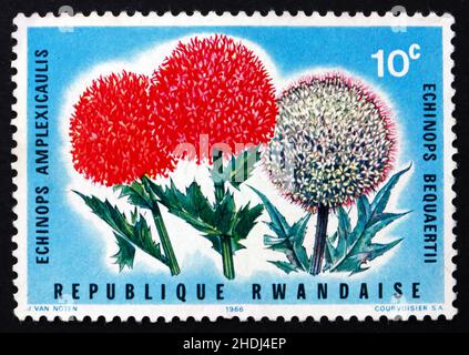 RUANDA - CIRCA 1966: Un francobollo stampato in Ruanda mostra Globe Thistle, Echinops, Flower, circa 1966 Foto Stock