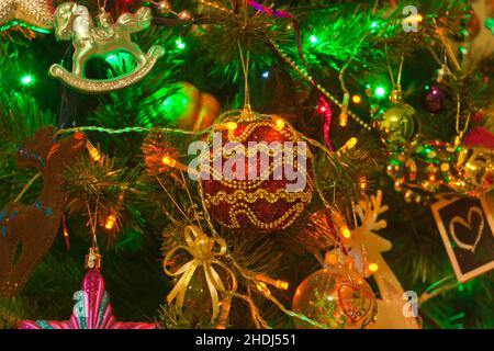 Abete rosso decorato con giocattoli ornamentali di Capodanno, palle e ghirlande. Vigilia di Natale a casa, tempo di festa Foto Stock