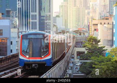 Lo Sky Train BTS è in funzione nel centro di Bangkok. Lo Sky train è la modalità di trasporto più veloce di Bangkok Foto Stock