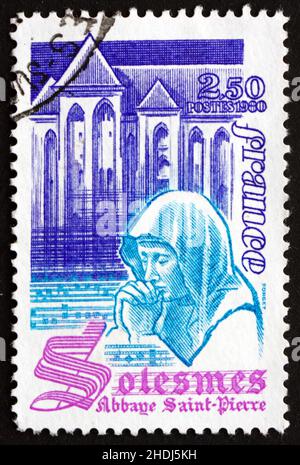 CIRCA 1980: Un francobollo stampato in Francia mostra l'Abbazia di San Pietro, Solesmes, Sarthe, Monastero benedettino, circa 1980 Foto Stock