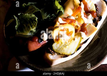 Gourmet le opere hot dog su tavolo da cucina in marmo Foto Stock