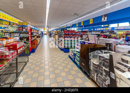 Fossano, Italia - 29 ottobre 2021: Vista interna degli scaffali di vendita del supermercato Eurospin Discount Foto Stock