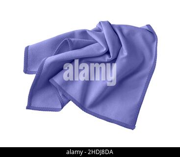 Panno in microfibra viola blu sbriciolato isolato su sfondo bianco. Tovagliolo in microfibra per la pulizia di superfici in colore trendy dell'anno 2022 molto peri Foto Stock