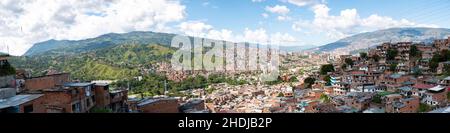 Comuna 13 Vista panoramica, attrazione Turistica artistica Urbana quartiere storico culturale in un giorno di sole Foto Stock