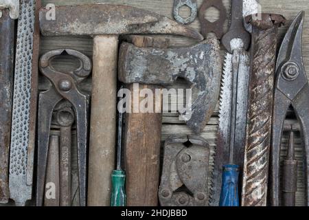 Vecchi strumenti di lavoro d'epoca arrugginiti sul banco da lavoro Foto Stock