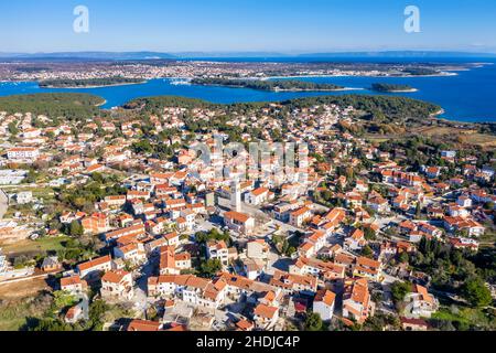 Attraente scatto aereo di Premantura, sullo sfondo è Medulin città, Istria, Croazia Foto Stock