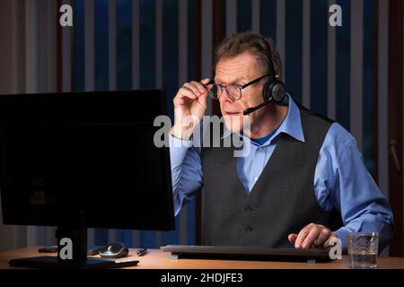 uomo d'affari, ufficio, computer, cuffie, capo, uomini d'affari, dirigenti, leader, leader, manager, uffici, computer, computing, pc, Foto Stock