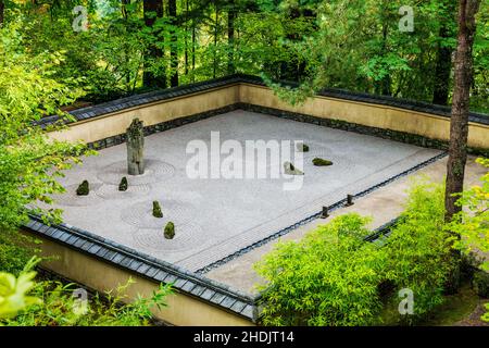 Giardino tradizionale scolpito a mano in pietra e sabbia; Portland Japanese Gardens; Portland; Oregon; USA Foto Stock