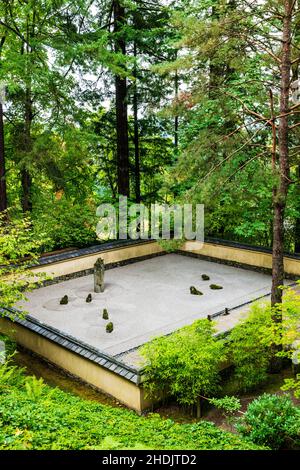 Giardino tradizionale scolpito a mano in pietra e sabbia; Portland Japanese Gardens; Portland; Oregon; USA Foto Stock