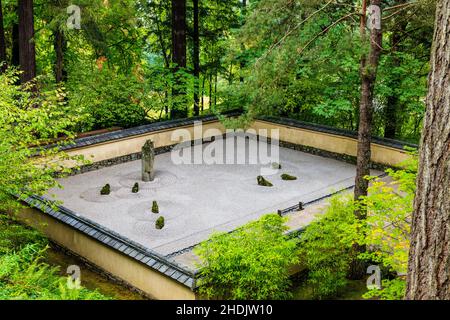 Giardino tradizionale scolpito a mano in pietra e sabbia; Portland Japanese Gardens; Portland; Oregon; USA Foto Stock