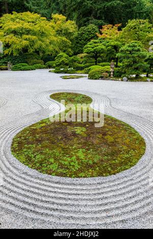 Giardino tradizionale scolpito a mano in pietra e sabbia; Portland Japanese Gardens; Portland; Oregon; USA Foto Stock
