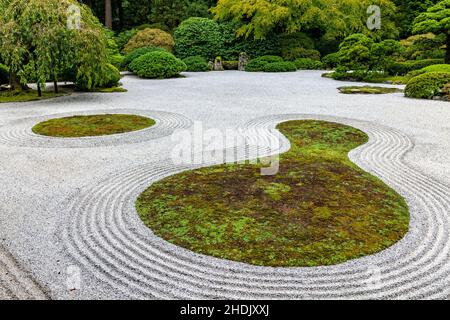 Giardino tradizionale scolpito a mano in pietra e sabbia; Portland Japanese Gardens; Portland; Oregon; USA Foto Stock