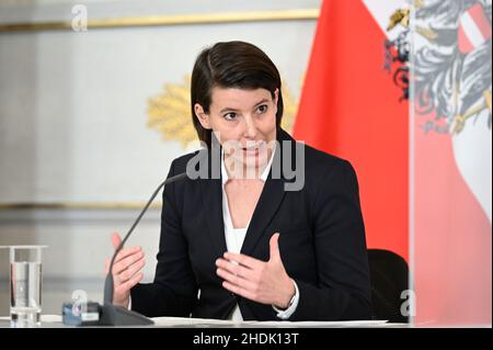 Vienna, Austria. 6th gennaio 2022. Conferenza stampa dopo le consultazioni sullo sviluppo della corona giovedì 6th gennaio 2022, presso la Cancelleria federale di Vienna con il Chief Medical Officer Katharina Reich Foto Stock