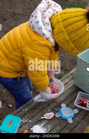 Un bambino che fa e gioca con playdoh, Regno Unito Foto Stock